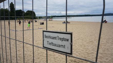 21.07.2021, Berlin: Blick auf ein Baustellenschild am Strandbad Müggelsee. Mittel des Bundes und des Landes von über 12 Millionen Euro sollen in die Sanierung des Strandbades fließen. Geplant ist eine Fertigstellung bis zum Jahr 2024. Foto: Jörg Carstensen/dpa +++ dpa-Bildfunk +++