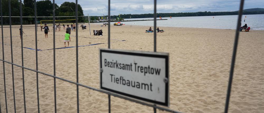 21.07.2021, Berlin: Blick auf ein Baustellenschild am Strandbad Müggelsee. Mittel des Bundes und des Landes von über 12 Millionen Euro sollen in die Sanierung des Strandbades fließen. Geplant ist eine Fertigstellung bis zum Jahr 2024. Foto: Jörg Carstensen/dpa +++ dpa-Bildfunk +++