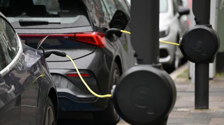 E-Autos stehen an E-Ladesäulen. 
