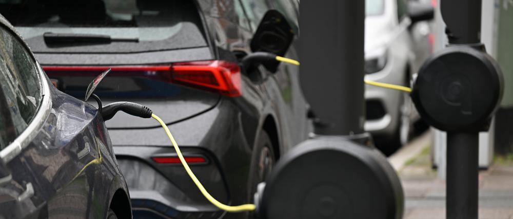 E-Autos stehen an E-Ladesäulen. 