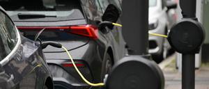 E-Autos stehen an E-Ladesäulen. 