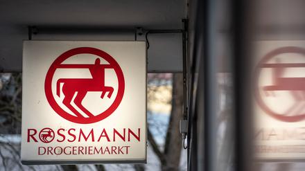 ARCHIV - 09.03.2022, Rheinland-Pfalz, Mainz: Eine Leuchttafel mit dem Firmenlogo hängt an eine Filiale der Drogeriemarktkette Rossmann in der Mainzer Innenstadt. 