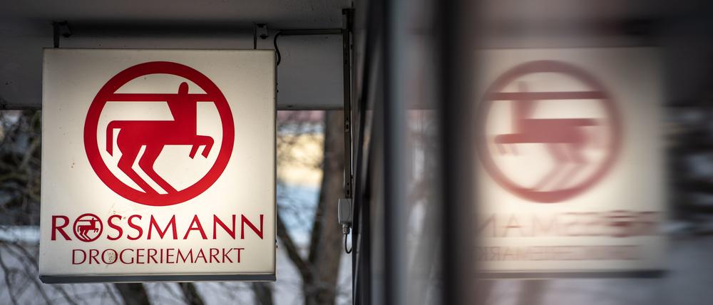 ARCHIV - 09.03.2022, Rheinland-Pfalz, Mainz: Eine Leuchttafel mit dem Firmenlogo hängt an eine Filiale der Drogeriemarktkette Rossmann in der Mainzer Innenstadt.
