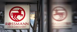 ARCHIV - 09.03.2022, Rheinland-Pfalz, Mainz: Eine Leuchttafel mit dem Firmenlogo hängt an eine Filiale der Drogeriemarktkette Rossmann in der Mainzer Innenstadt. 