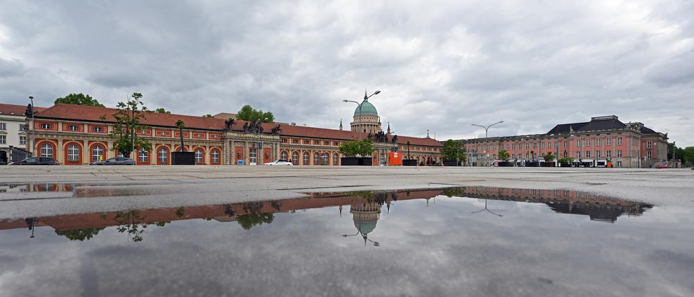 Potsdam, 16.04.2024, Lokales, Lustgarten, Filmmuseum, Nikolaikirche, Stadtschloss, Stadtbilder, Foto: Ottmar Winter PNN ACHTUNG: Foto ist ausschließlich für redaktionelle Berichterstattung der PNN und des TGSP! Eine kommerzielle Nutzung, z.B. Werbung, ist ausgeschlossen. Die Weitergabe an nicht autorisierte Dritte, insbesondere eine weitergehende Vermarktung über Bilddatenbanken, ist unzulässig.