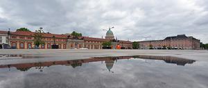 Potsdam, 16.04.2024, Lokales, Lustgarten, Filmmuseum, Nikolaikirche, Stadtschloss, Stadtbilder, Foto: Ottmar Winter PNN ACHTUNG: Foto ist ausschließlich für redaktionelle Berichterstattung der PNN und des TGSP! Eine kommerzielle Nutzung, z.B. Werbung, ist ausgeschlossen. Die Weitergabe an nicht autorisierte Dritte, insbesondere eine weitergehende Vermarktung über Bilddatenbanken, ist unzulässig.