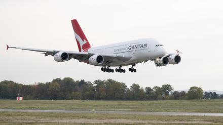 Ein Airbus A380 der Qantas Airways landet auf dem Flughafen in Dresden.
