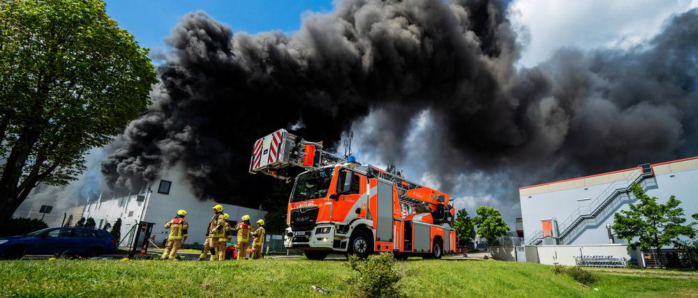 Rauchschwaden steigen über dem Großbrand in Berlin Lichterfelde in den Himmel.