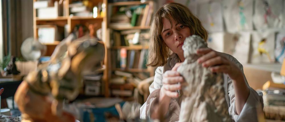 Lizzie (Michelle Williams) bei der Arbeit im Atelier.