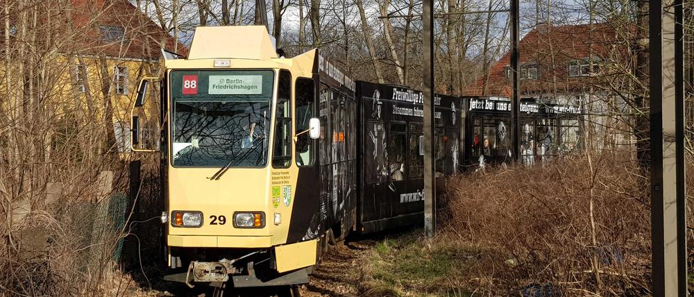 Eine Tram der Schöneicher-Rüdersdorfer Straßenbahn in Berlin-Friedrichshagen.