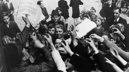 In Berlin wird per Flugblatt über das Kriegsende informiert.