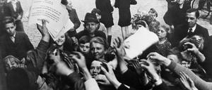 In Berlin wird per Flugblatt über das Kriegsende informiert.