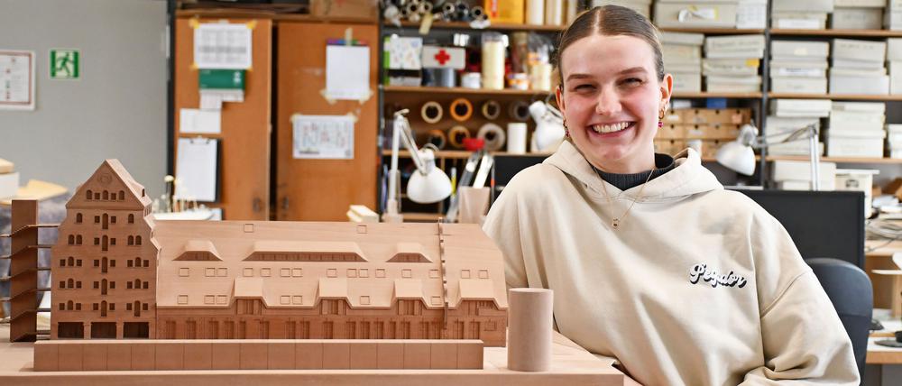 Zouela Nemitz, 21, lässt sich bei der Monath + Menzel GmbH zur technischen Anschauungsmodellbauerin ausbilden.