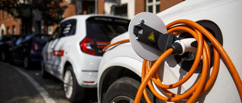 Elektroautos stehen vor einer Ladestation in einem Wohngebiet im Berliner Stadtteil Prenzlauer Berg.