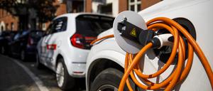 E-Autos benötigen Ladeinfrastruktur und -zeit. Ein Grund, warum deren Absatz derzeit stagniert?