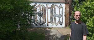 Die B.L.O. Ateliers in Lichtenberg stehen vor dem Aus. Modedesigner Daniel Rabe - er hat das B.L.O.-Gelände vor 20 Jahren mit entdeckt  und ist Gründungsmitglied des Vereins Lochkunst e.V,
Foto: Dominik Lenze