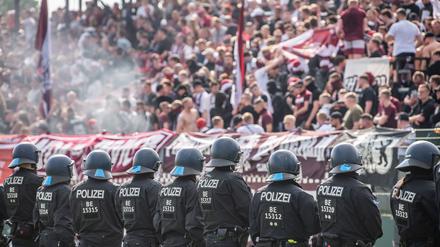1000 Polizeikräfte waren beim Spiel zwischen dem BFC Dynamo und Energie Cottbus im April 2024 im Einsatz.