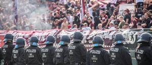 1000 Polizeikräfte waren beim Spiel zwischen dem BFC Dynamo und Energie Cottbus im April 2024 im Einsatz.