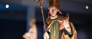 Der Heilige Pirmin kam 724 auf die Insel Reichenau und gründete das Kloster, hier eine Skulptur, die ihn darstellt.