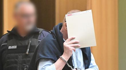 Ein Angeklagter kommt in Stuttgart-Stammheim beim Beginn eines Prozesses um Reichsbürger, die mutmaßlich einen Umsturz in Deutschland geplant haben sollen, in den Gerichtssaal.  