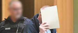 Ein Angeklagter kommt in Stuttgart-Stammheim beim Beginn eines Prozesses um Reichsbürger, die mutmaßlich einen Umsturz in Deutschland geplant haben sollen, in den Gerichtssaal.  