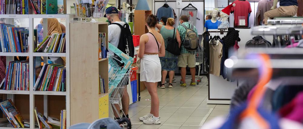 ARCHIV - 21.07.2022, Brandenburg, Potsdam: Für Menschen mit geringem Einkommen: Die ·AWO-Schatztruhe· im Potsdamer Stadtteil Schlaatz.  (zu dpa: «Mehr Menschen in Brandenburg armutsgefährdet») Foto: Soeren Stache/dpa +++ dpa-Bildfunk +++