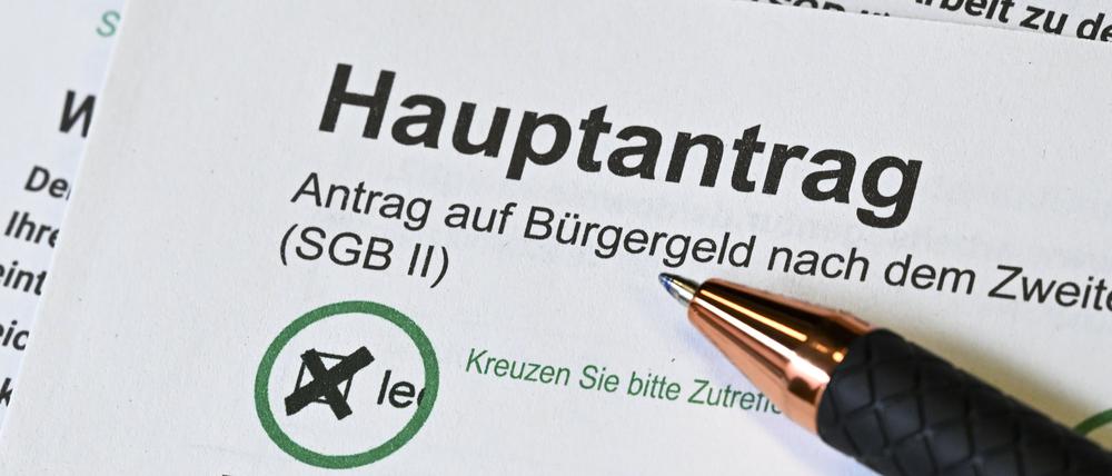 Im Jobcenter Tempelhof-Schöneberg liegt ein Antrag auf Bürgergeld und dazu passende Ausfüllhinweise. 