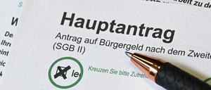 In einem Jobcenter liegt ein Antrag auf Bürgergeld und dazu passende Ausfüllhinweise.