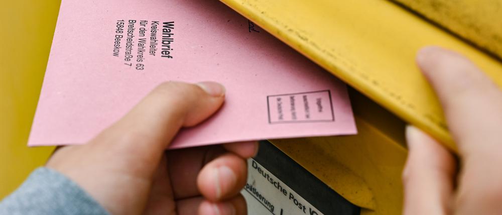ARCHIV - 19.09.2021, Brandenburg, Sieversdorf: Auszählung von Briefwahl-Unterlagen. Im Juni findet die Europawahl statt, die Umschläge für die Briefwahl wurden nun von der Post getestet. (zu dpa: «Problem bei Beantragung von Briefwahlunterlagen behoben») Foto: Patrick Pleul/dpa-Zentralbild/dpa +++ dpa-Bildfunk +++
