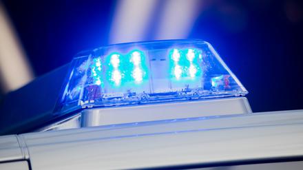 Ein Blaulicht leuchtet auf dem Dach eines Polizeiwagens. (Symbolbild)