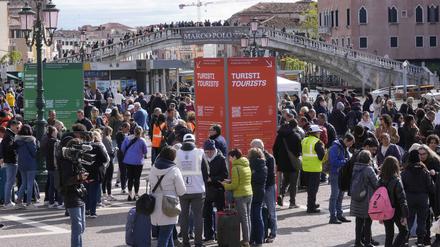 Kontrolleure überprüfen den QR-Code der Touristen vor dem Hauptbahnhof.