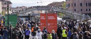 Kontrolleure überprüfen den QR-Code der Touristen vor dem Hauptbahnhof.