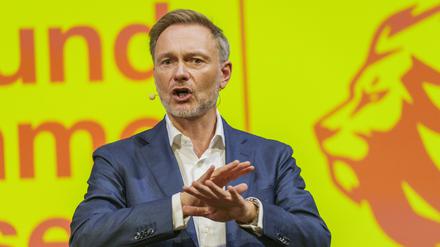 Christian Lindner (FDP), FDP-Parteichef/Bundesfinanzminister, spricht auf der Wahlkampfveranstaltung im Palmengarten Gesellschaftshaus. 