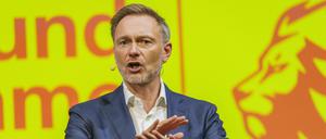 Christian Lindner (FDP), FDP-Parteichef/Bundesfinanzminister, spricht auf der Wahlkampfveranstaltung im Palmengarten Gesellschaftshaus. 