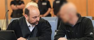 Der Angeklagte (r) sitzt im Gerichtssaal neben seinem Anwalt. Ein deutscher Berufssoldat muss sich als mutmaßlicher Spion Russlands vor dem Düsseldorfer Oberlandesgericht verantworten. 