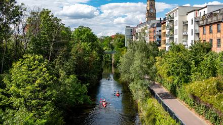 Auf dem Karl-Heine-Kanal können Freizeitsportler paddeln, an seinem Ufer Sesselsportler Bier trinken.