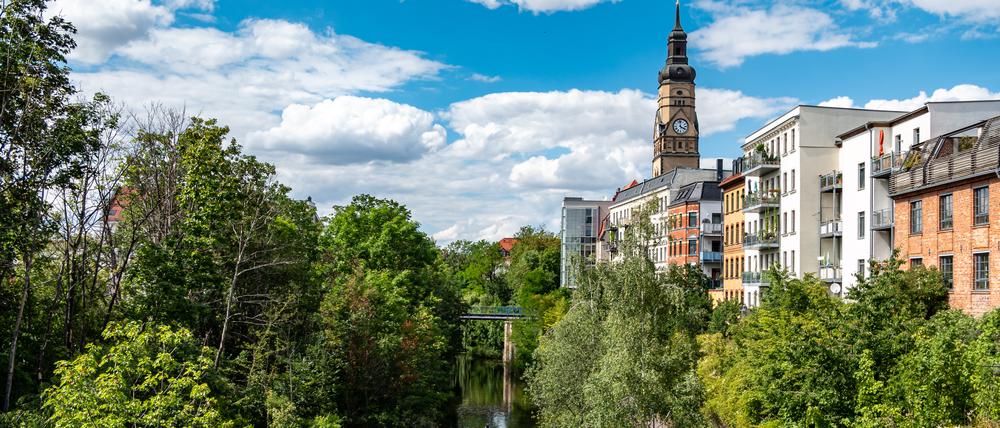Auf dem Karl-Heine-Kanal können Freizeitsportler paddeln, an seinem Ufer Sesselsportler Bier trinken.