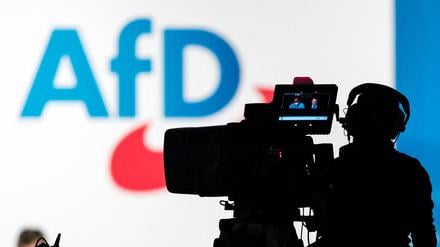 Die Berliner AfD forderte mal eine „Abgrenzung nach Rechtsaußen“. Doch zum Wahlkampf in den neuen Bundesländern gibt es Unterstützung für rechtsextremen Landesverbände. 