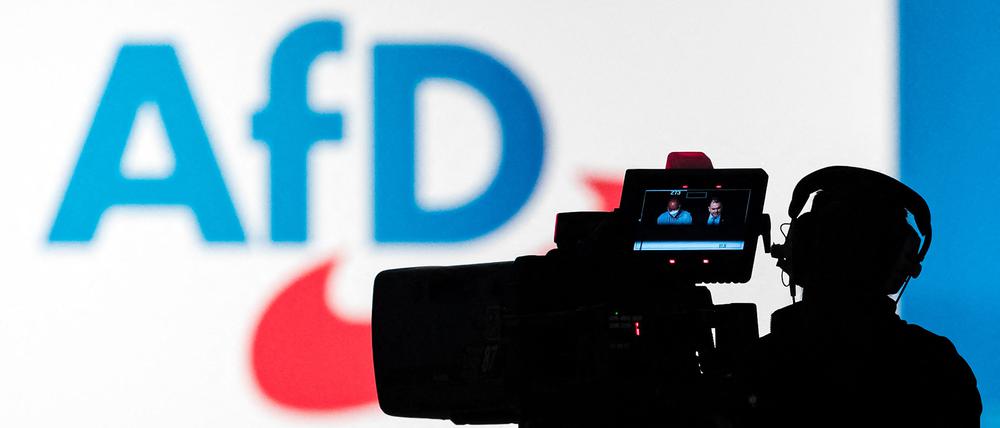 Die Berliner AfD forderte mal eine „Abgrenzung nach Rechtsaußen“. Doch zum Wahlkampf in den neuen Bundesländern gibt es Unterstützung für rechtsextremen Landesverbände. 