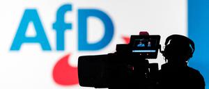 Die Berliner AfD forderte mal eine „Abgrenzung nach Rechtsaußen“. Doch zum Wahlkampf in den neuen Bundesländern gibt es Unterstützung für rechtsextremen Landesverbände. 