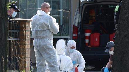 Forensische Experten untersuchen den Tatort in Berlin-Spandau.