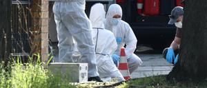 Forensische Experten untersuchen den Tatort in Berlin-Spandau.