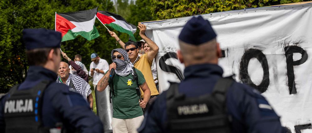 Die Polizei überwacht einen pro-palästinensischen Protest nahe dem ehemaligen NS-Vernichtungslager Auschwitz in der polnischen Stadt Oświęcim.