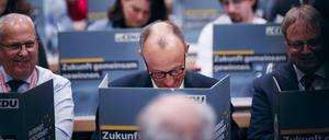 CDU-Chef Friedrich Merz und weitere Delegierte beim Parteitag in Berlin.