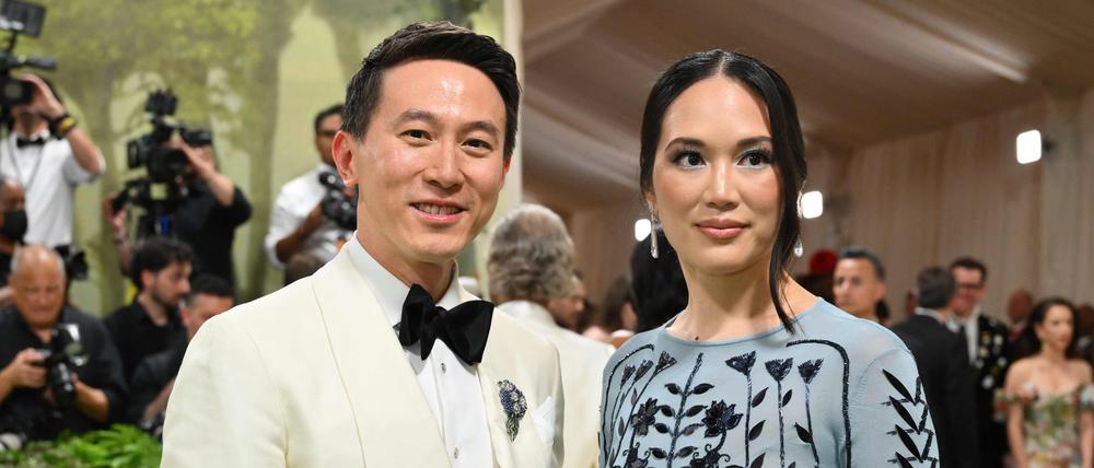 Tiktok CEO Shou Zi Chew und seine Frau Vivian Kao auf der Met Gala 2024 im Metropolitan Museum of Art.