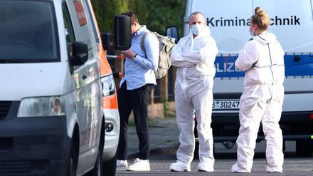 Kriminaltechniker und Gerichtsmediziner in weißen Schutzanzügen ermitteln am Tatort in Spandau.