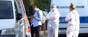 Kriminaltechniker und Gerichtsmediziner in weißen Schutzanzügen ermitteln am Tatort in Spandau.