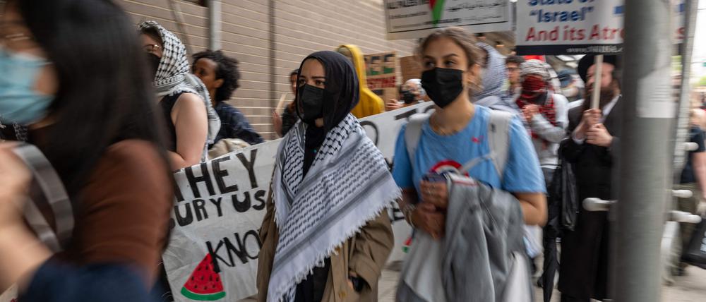 NEW YORK, NEW YORK - MAY 06: Pro-Palestinian protesters walk from Columbia University down to Hunter College as protests at area universities and colleges continue on May 06, 2024 in New York City. Across the nation, students and activists angered by Israel's war in Gaza have been building encampments, taking over buildings, disrupting graduations and demanding that their schools divest from Israel. Columbia University announced today that they are canceling the group graduation ceremony and will instead hold numerous smaller ones outside of the main campus.   Spencer Platt/Getty Images/AFP (Photo by SPENCER PLATT / GETTY IMAGES NORTH AMERICA / Getty Images via AFP)
