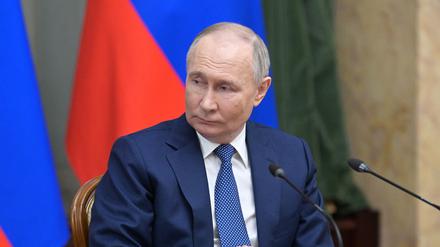 Der russische Präsident Wladimir Putin leitet am 6. Mai 2024 eine Sitzung mit Mitgliedern der Regierung in Moskau.
