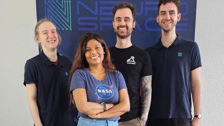 Neurospace-Geschäftsführerin Irene Selvanathan und ihr Team. Sie entwickeln unter anderem einen Rover für eine mögliche Mondstation – zur Vorbereitung schicken sie einen Satelliten ins All.